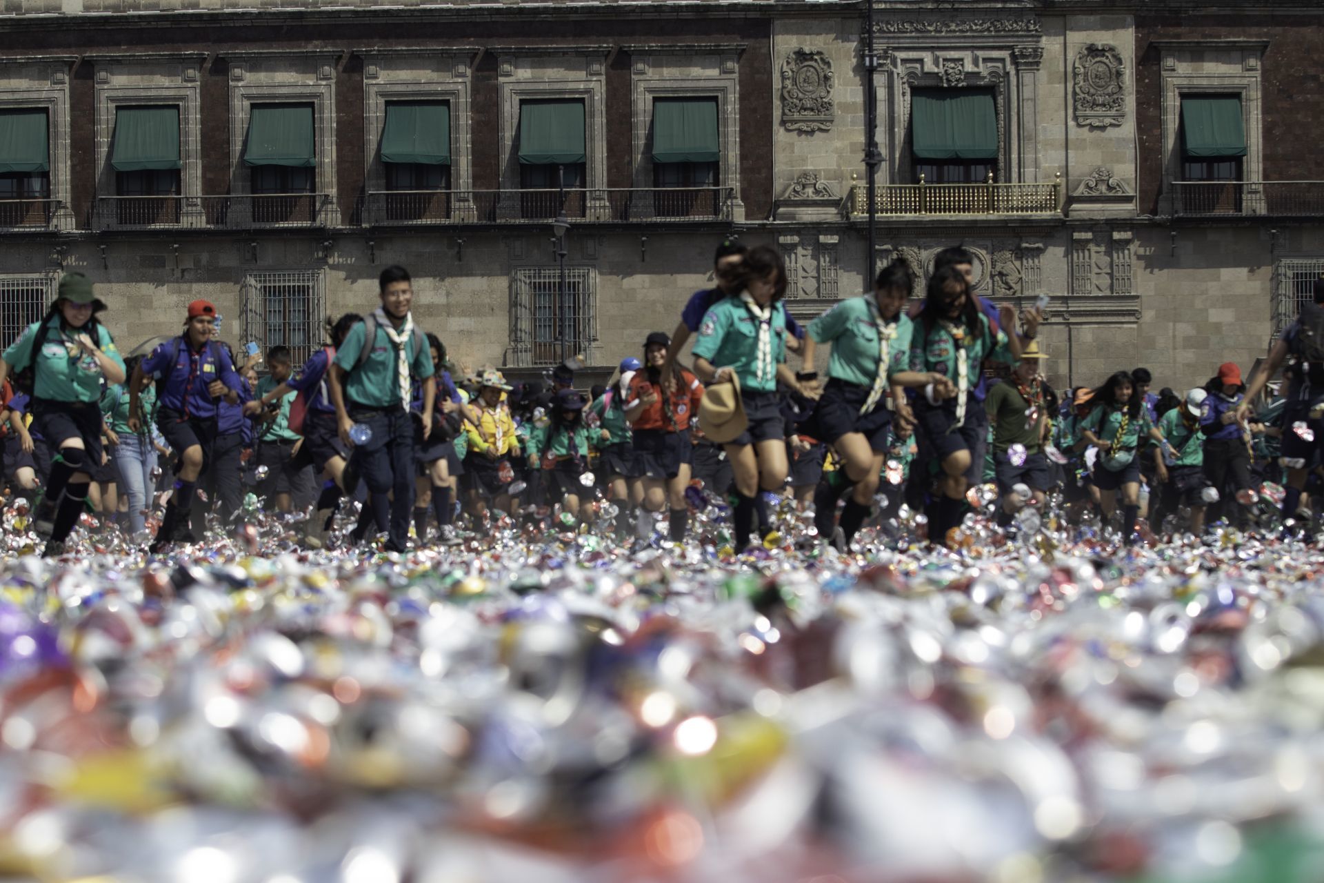 cdmx forman flor de lis con mas de un millon de latas en el zocalo