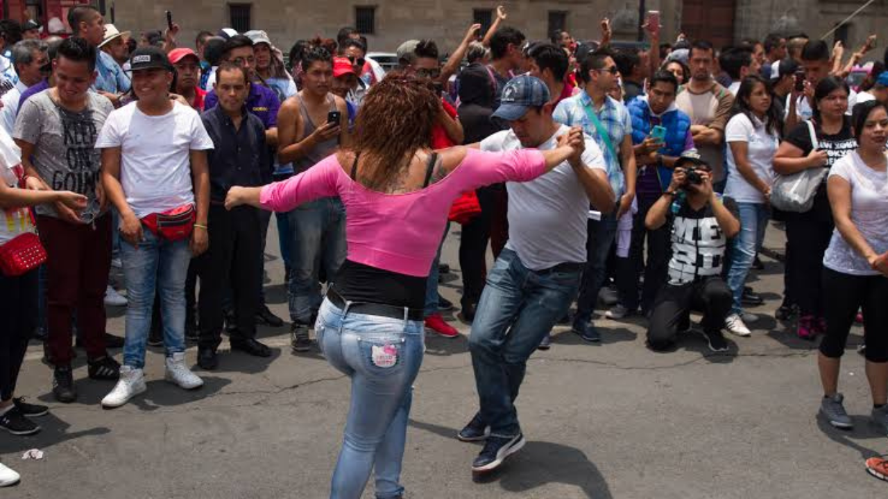 baile masivo de sonideros en el zocalo