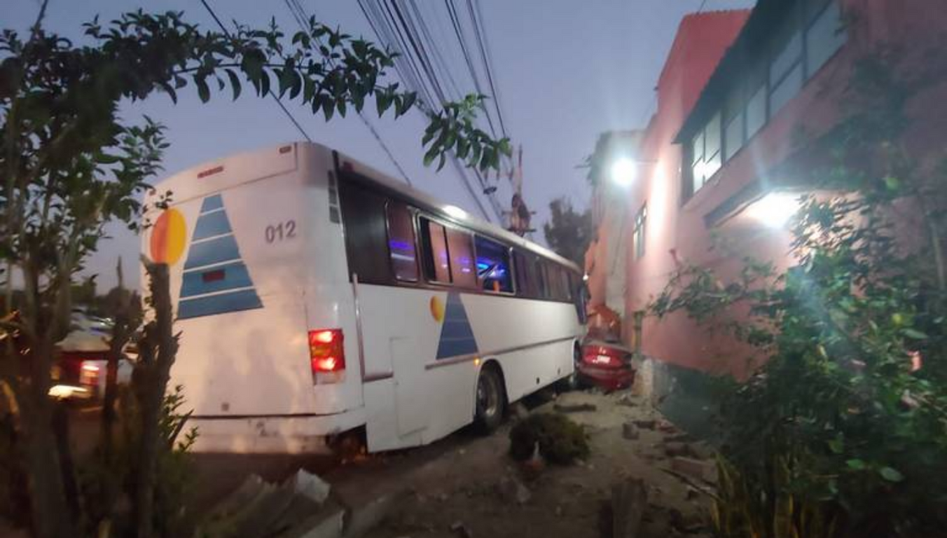 Autobús choca contra una casa en la México - Pachuca