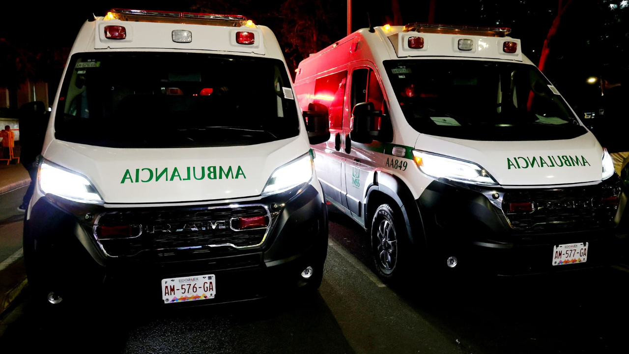 Entregan ambulancias en la Ciudad de México.