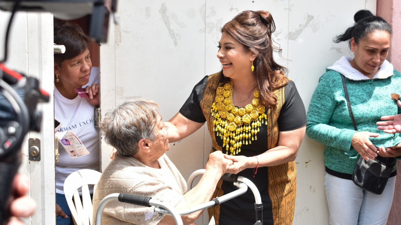 Clara Brugada visita Casa por Casa.