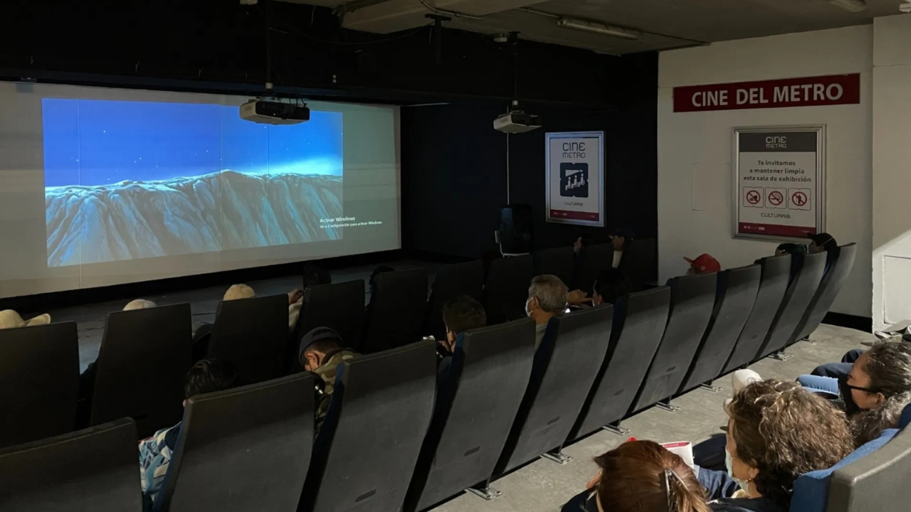 Sala de cine en la estación Zapata de la Línea 12 del Metro.