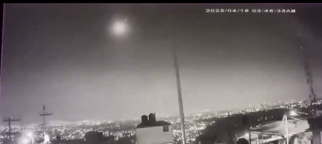 ¿Es un pájaro, es un avión? ¿Es un meteorito? Estruendo en el cielo de la CDMX despierta a capitalinos