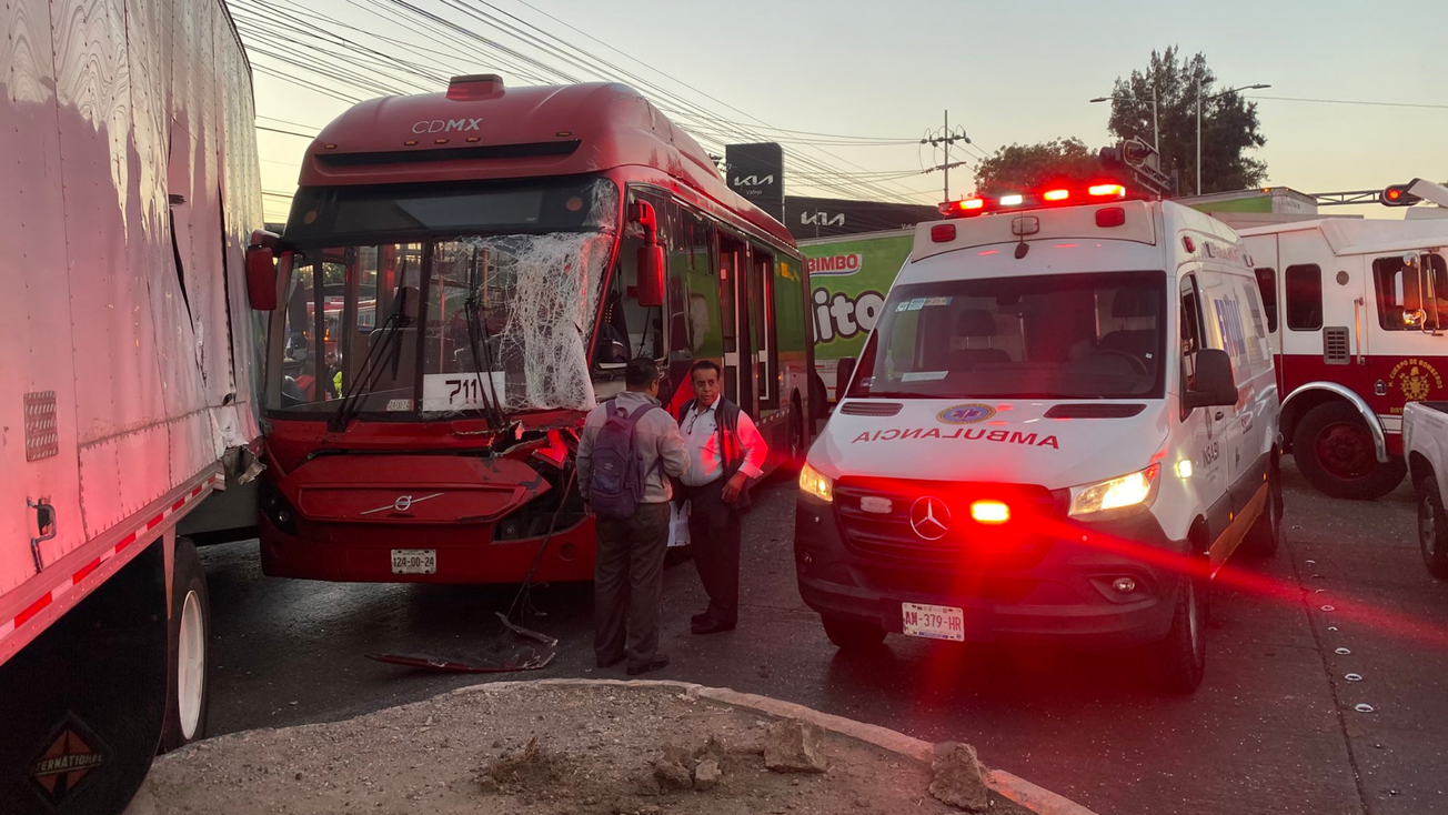 Aparatoso: Así fue el choque de tráiler contra Metrobús hoy en CDMX
