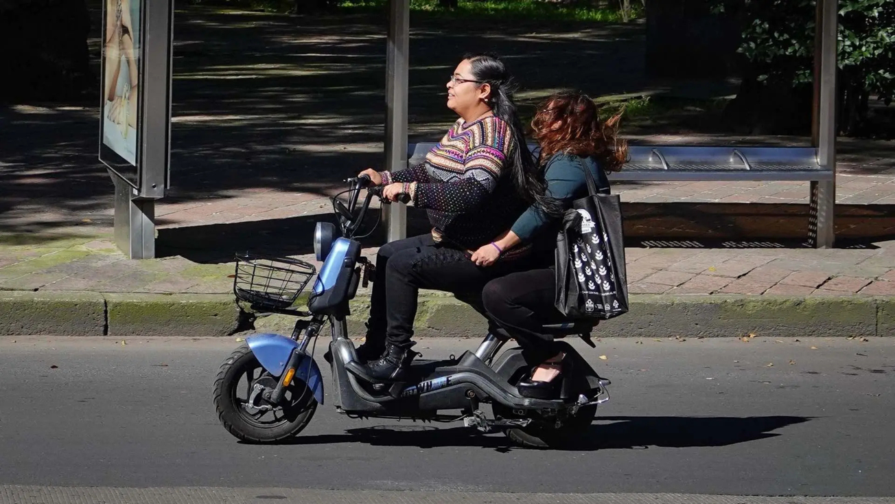 Cuándo entra en vigor licencia para manejar scooters y bicis eléctricas en CDMX